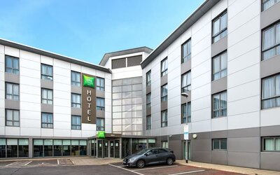 Exterior view and parking area at Ibis Styles Haydock.