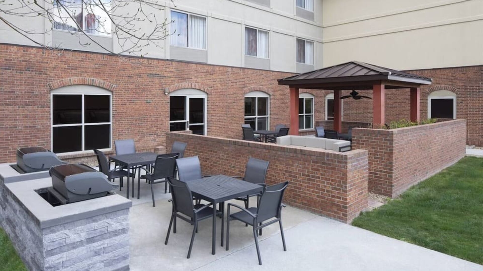 Barbecue area at Fairfield Inn By Marriott Denver Airport.
