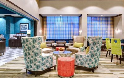 Lobby and coworking lounge at Hampton Inn & Suites Atlanta Perimeter Dunwoody.