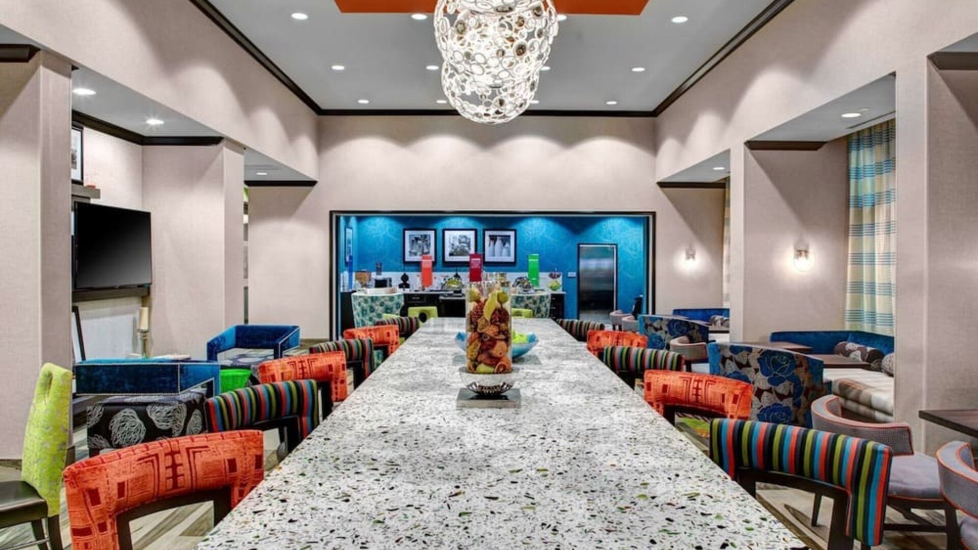 Dining area perfect for coworking at Hampton Inn & Suites Atlanta Perimeter Dunwoody.