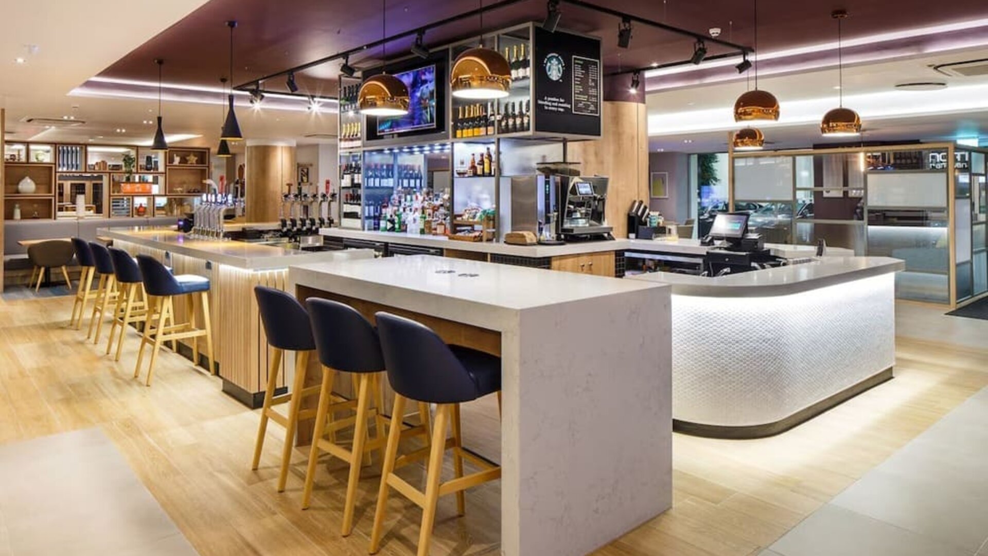 On-site bar at Holiday Inn London - Heathrow M4J4.