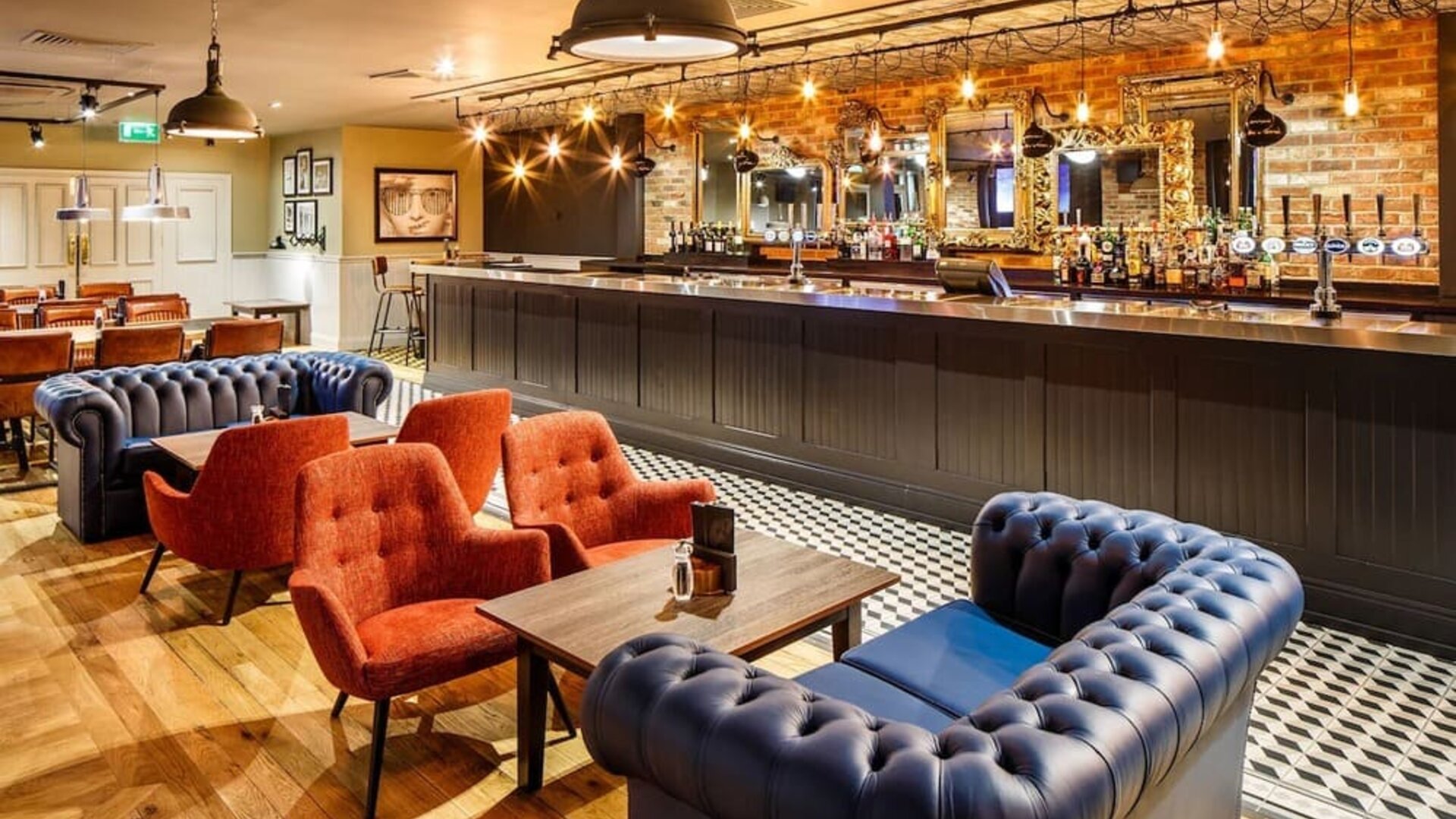 Hotel bar with lounge seating at Holiday Inn London - Heathrow M4J4.