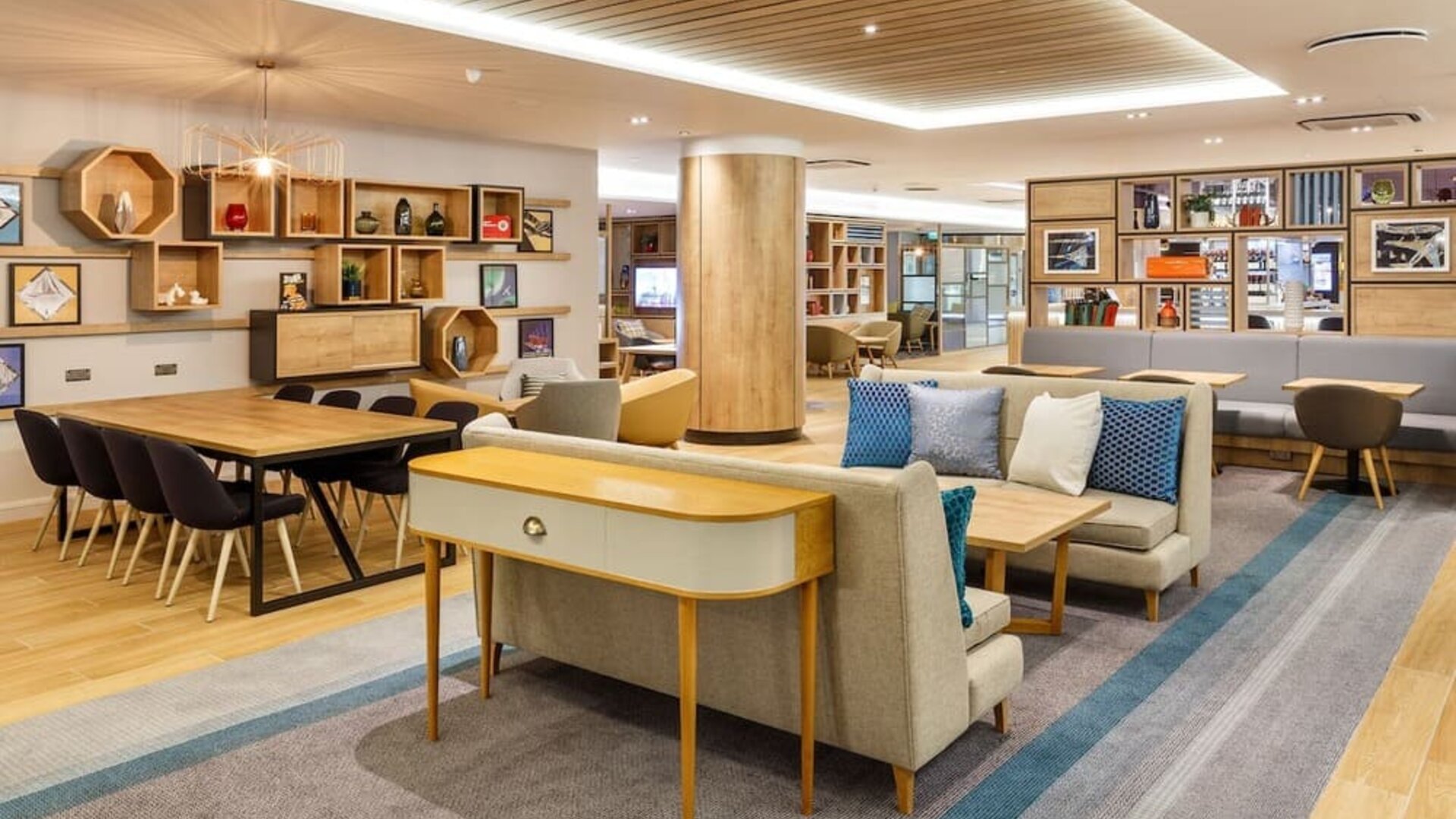 Lobby workspace and lounge area at Holiday Inn London - Heathrow M4J4.