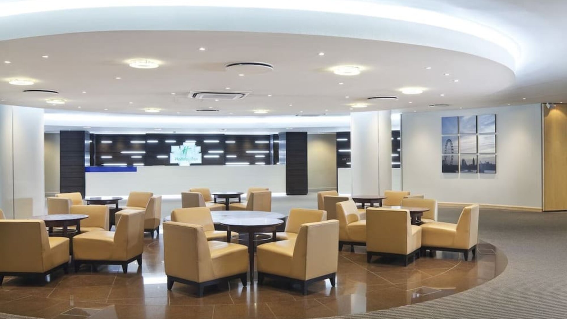 Lobby lounge at Holiday Inn London - Heathrow M4J4.