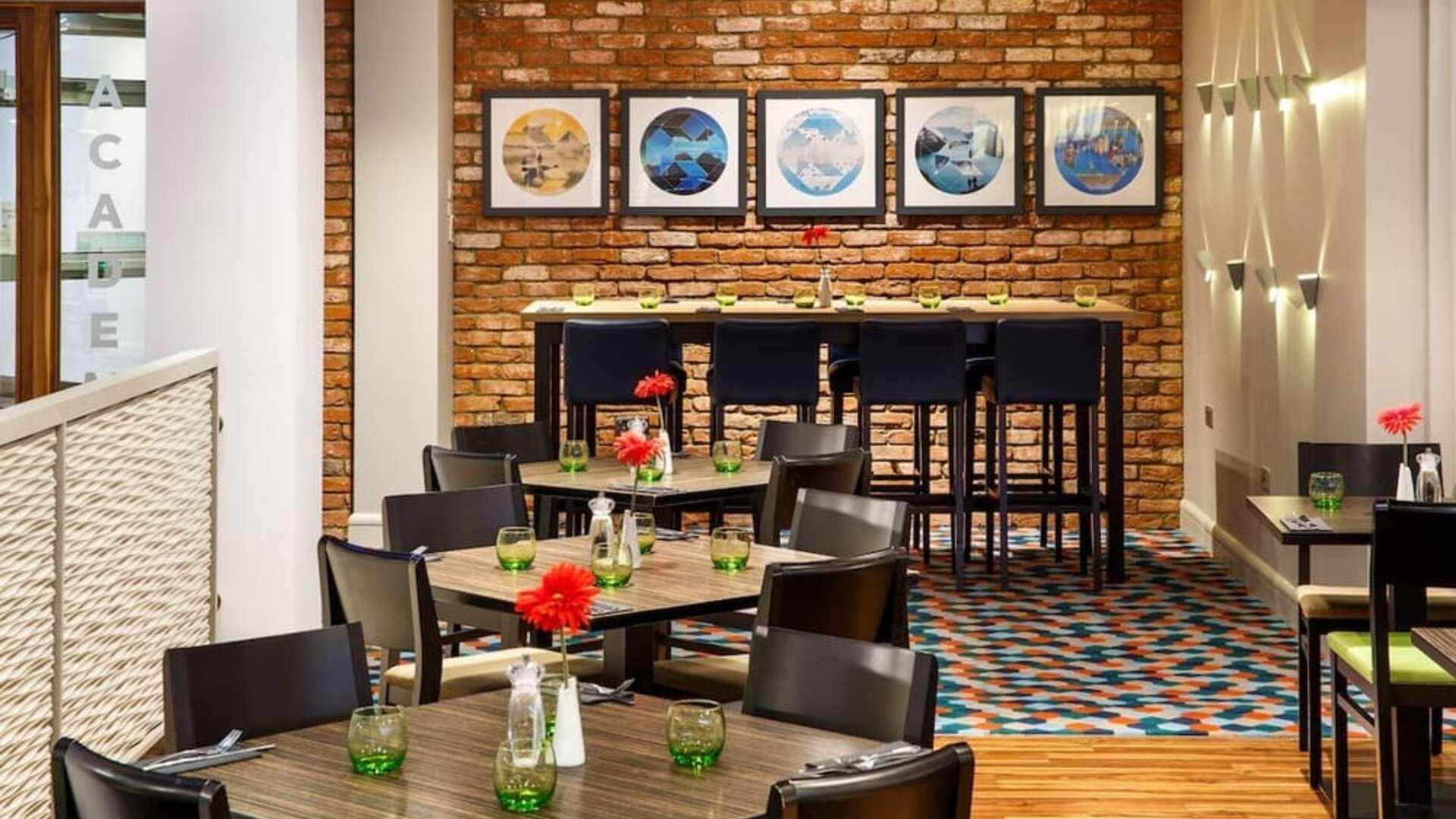 Dining area at Holiday Inn London - Heathrow M4J4.