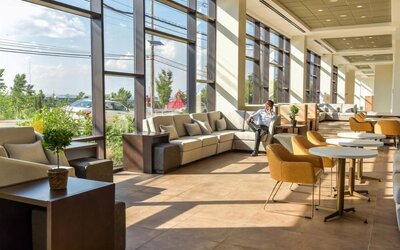 Lounge and dining area, perfect for co-working at Wyndham Garden North Bergen Near Secaucus.