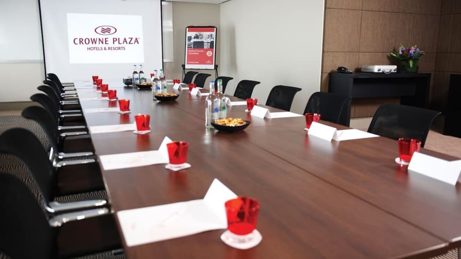 Professional meeting room at Crowne Plaza London - Heathrow.