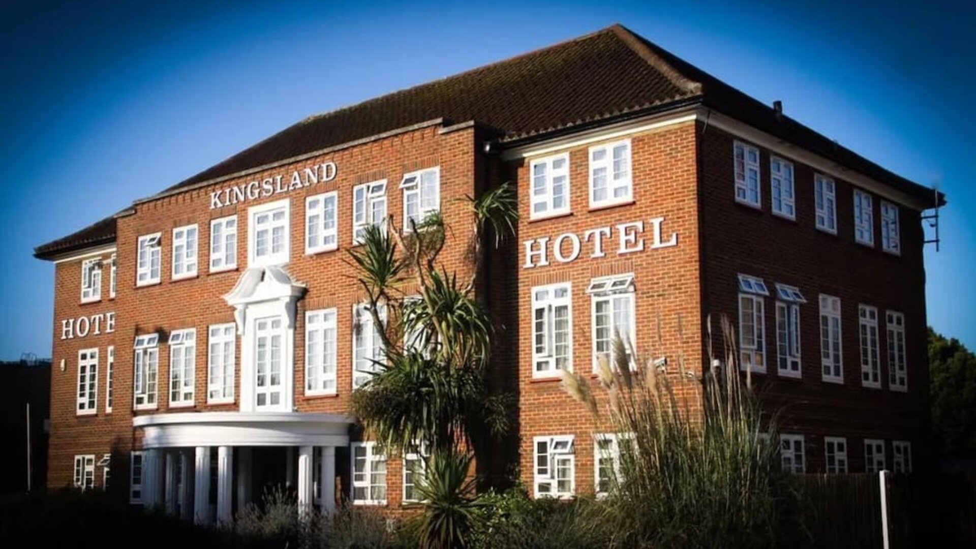 Exterior of Kingsland Hotel.