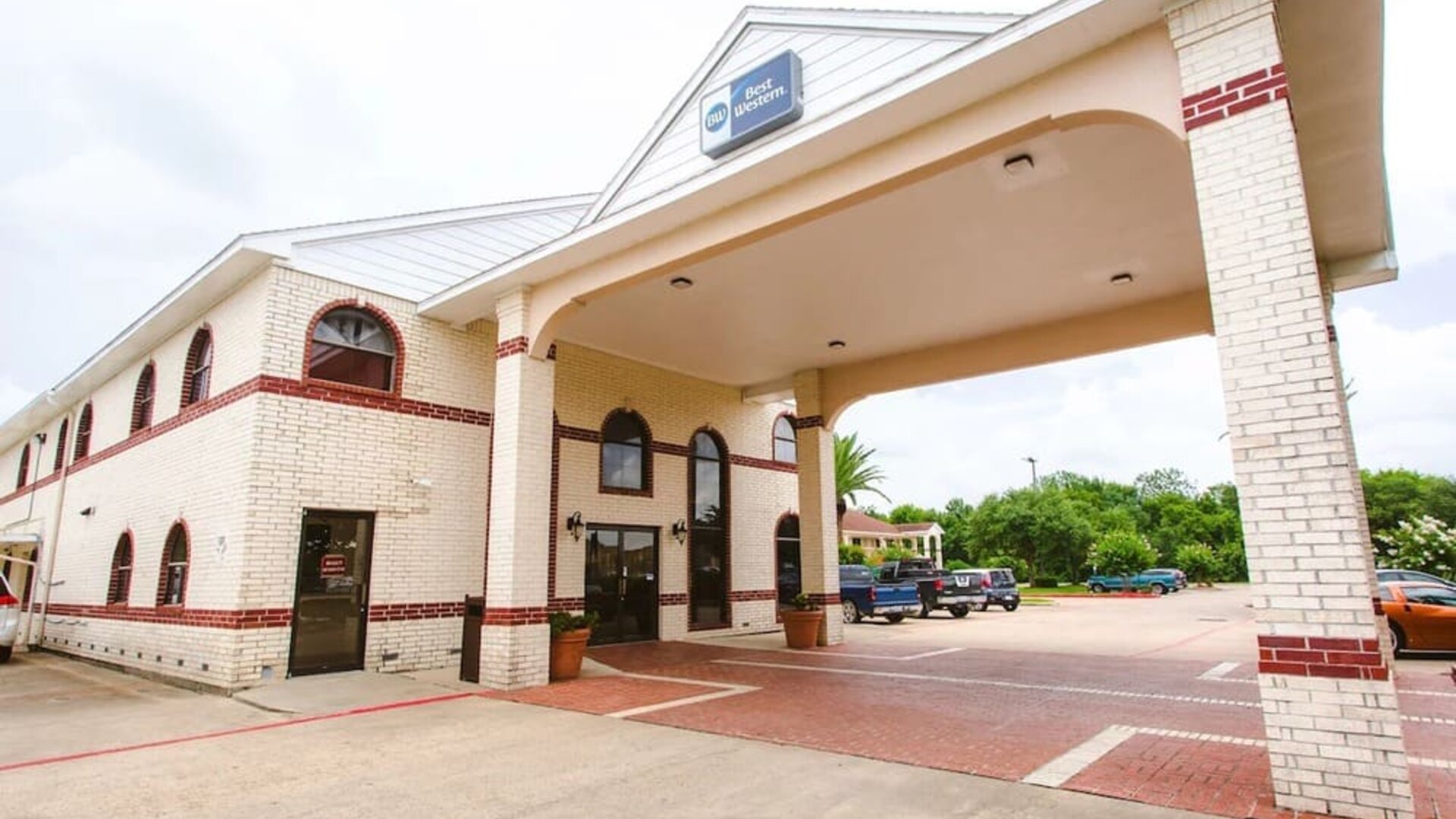 Hotel exterior at Best Western Pearland Inn.