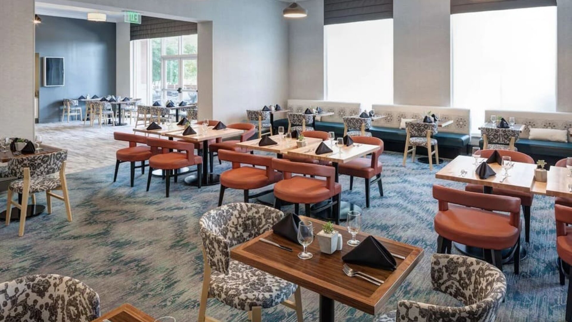 Dining area perfect for coworking at Hilton Garden Inn Nashville Vanderbilt.