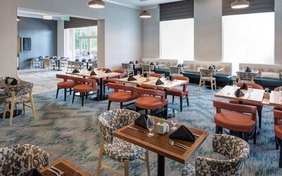 Dining area perfect for coworking at Hilton Garden Inn Nashville Vanderbilt.