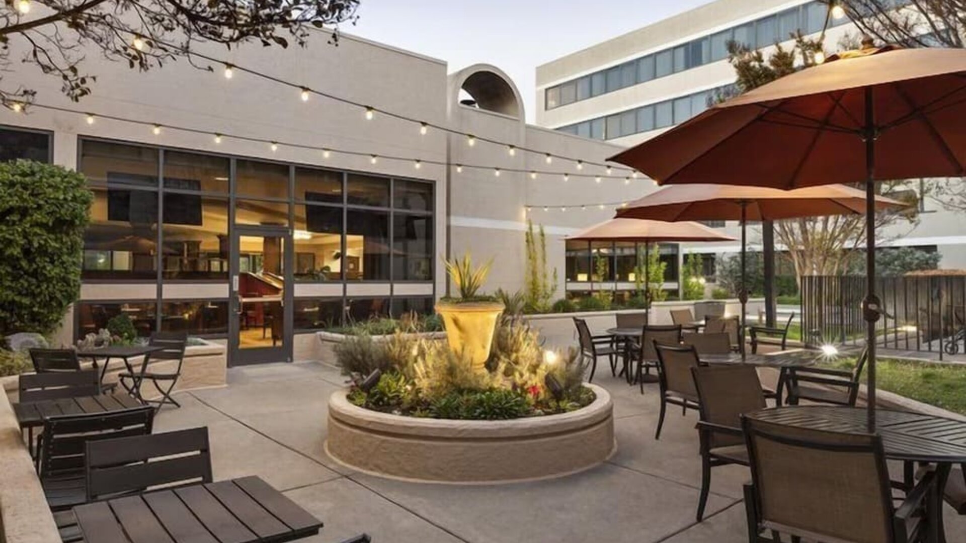 Outdoor seating perfect for coworking at Radisson Hotel Sunnyvale Silicon Valley.
