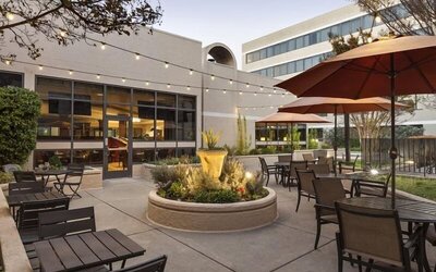 Outdoor seating perfect for coworking at Radisson Hotel Sunnyvale Silicon Valley.