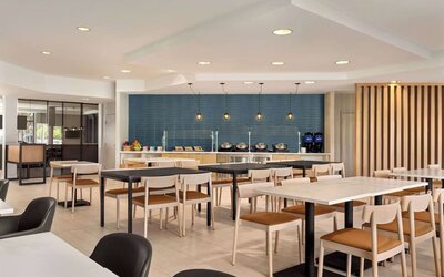 Dining area perfect for coworking at Radisson Hotel Sunnyvale Silicon Valley.