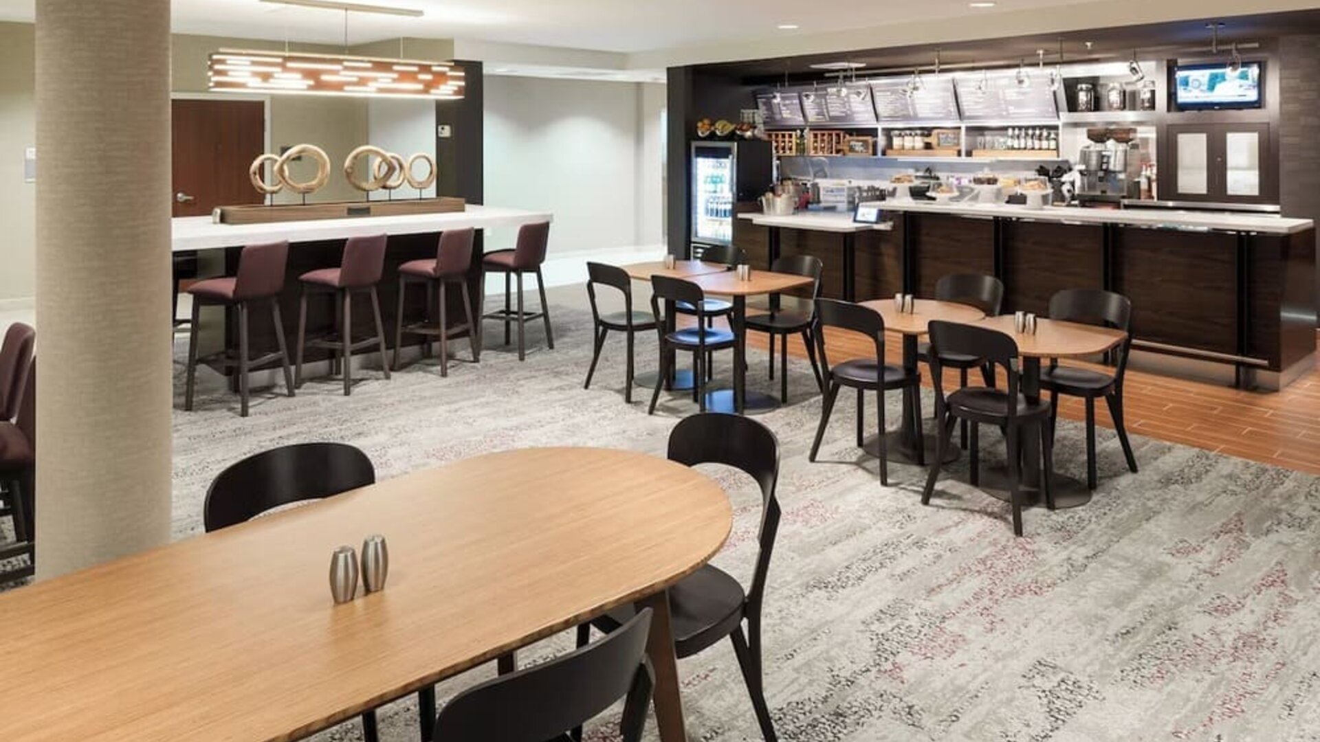 Dining area perfect for coworking at Courtyard By Marriott Hattiesburg.