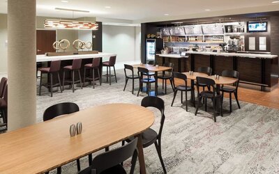 Dining area perfect for coworking at Courtyard By Marriott Hattiesburg.