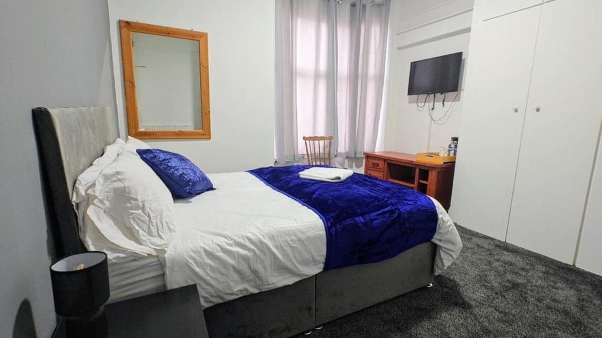 Day use room with work desk at Campbell Guest House Hotel.