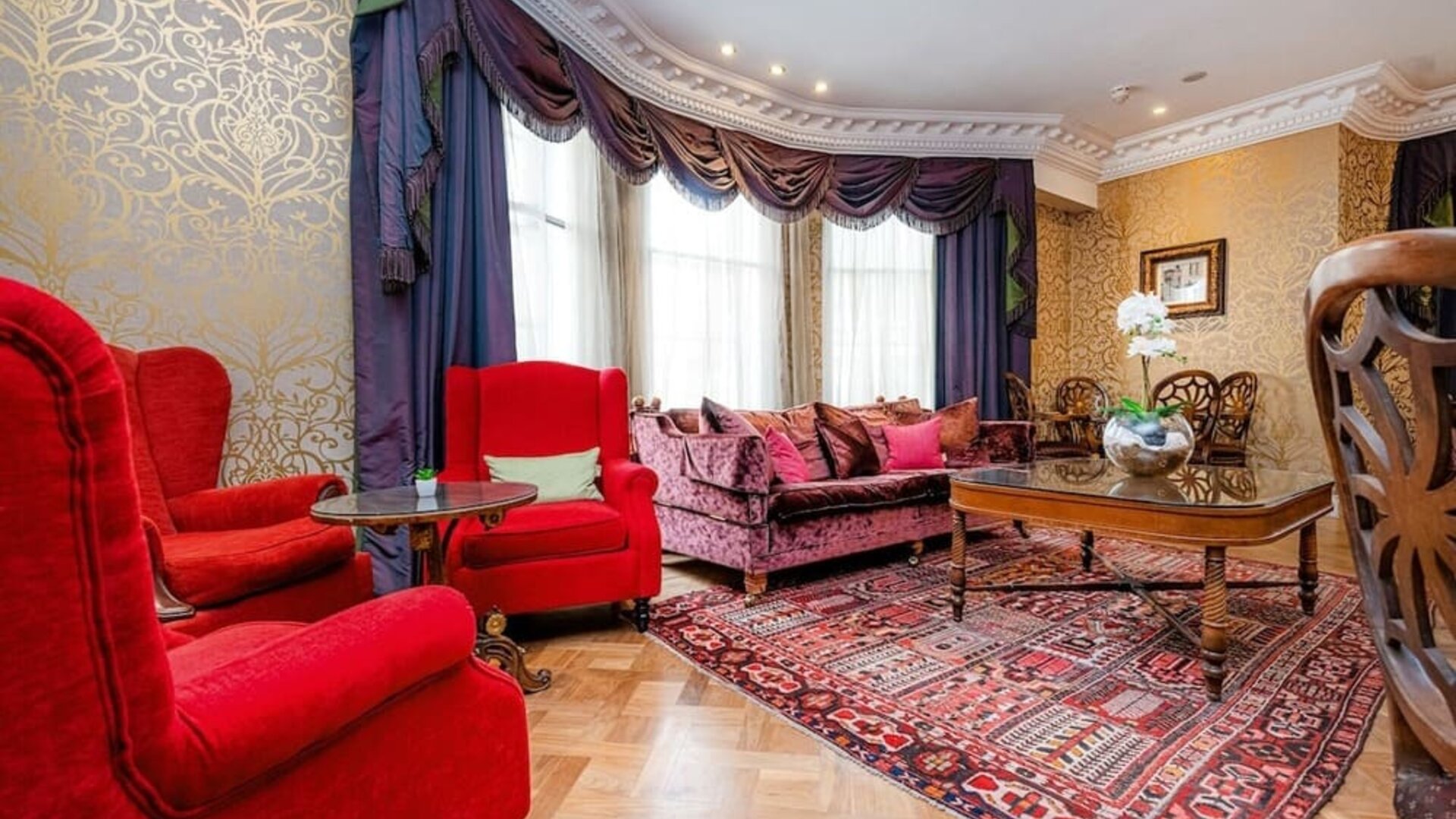 Lobby lounge and bar area at Ashburn Hotel.