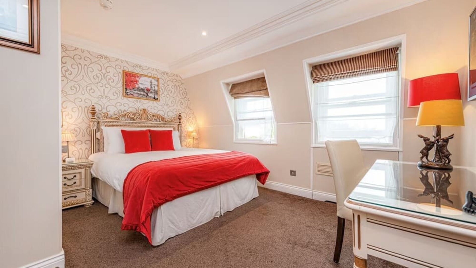 Standard day use room with work desk and privathe bathroom at Ashburn Hotel.