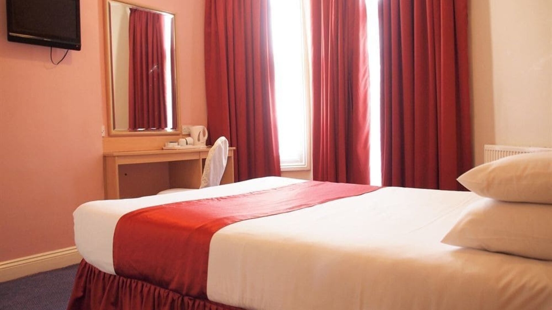 Standard day use room with workspace at Euro Lodge Clapham Hotel.