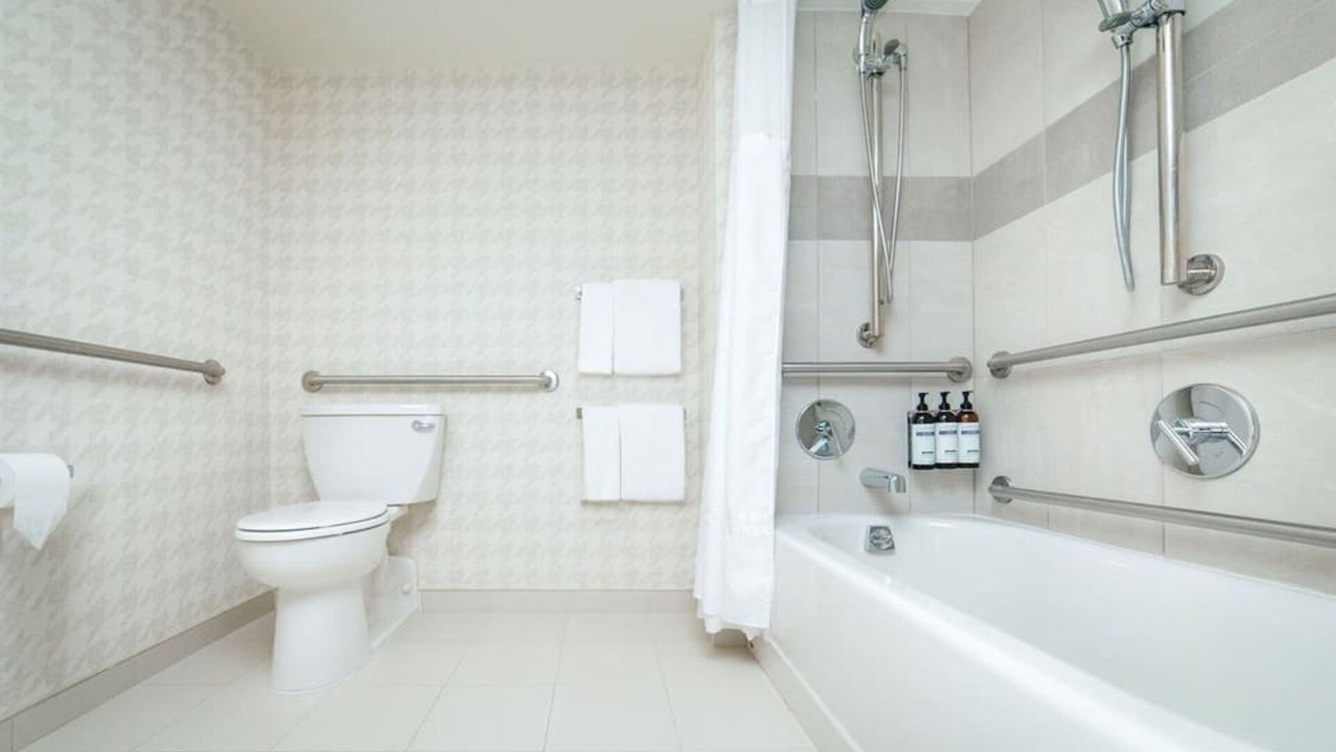 Guest bathroom with shower and tub at Hyatt Regency Boston/Cambridge.