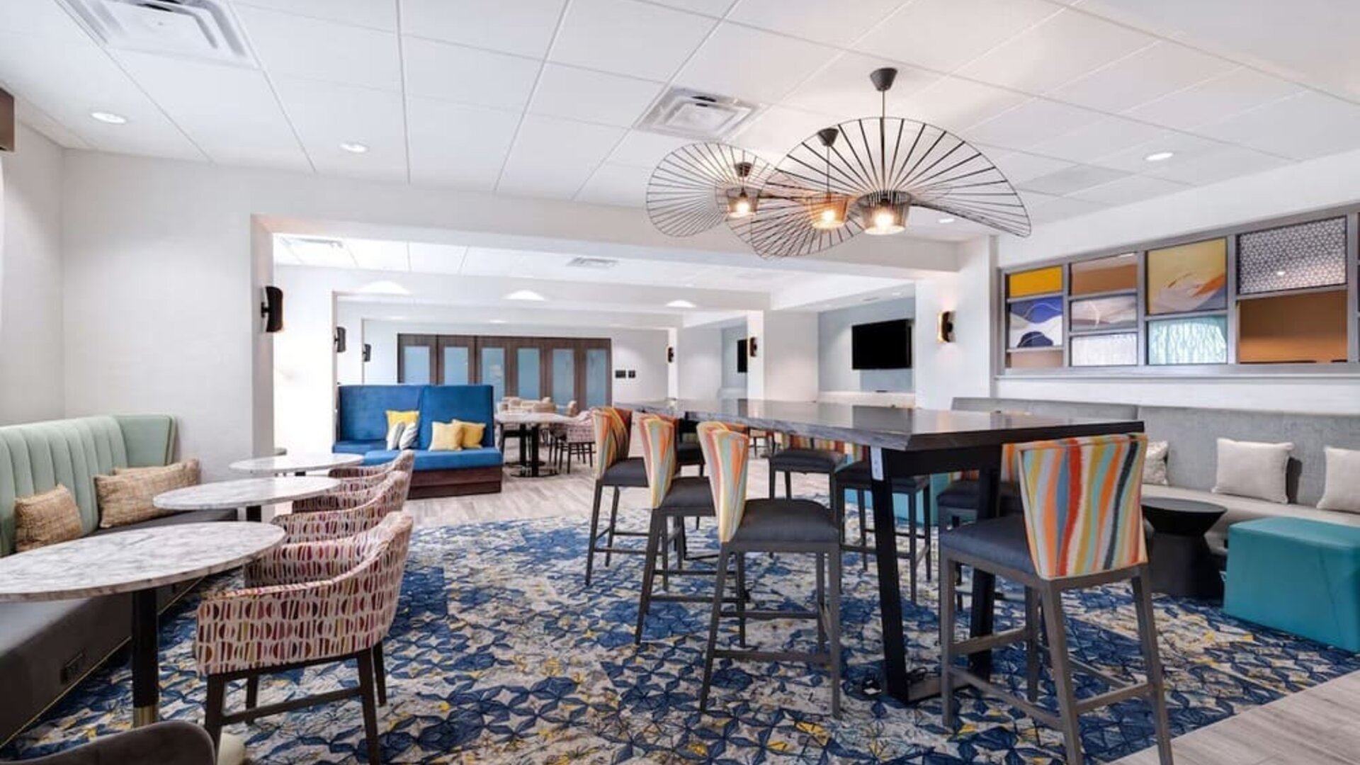Bar and coworking space at Hampton Inn Chicago Orland Park.