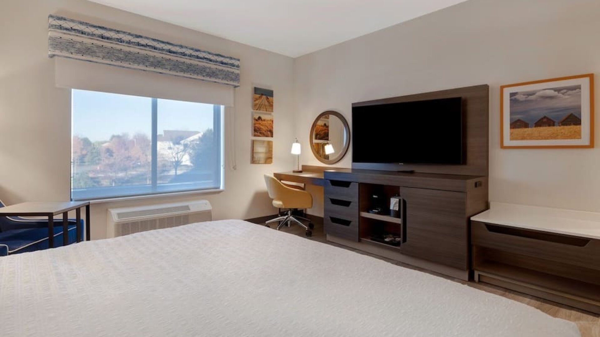 King bed at Hampton Inn Chicago Orland Park.