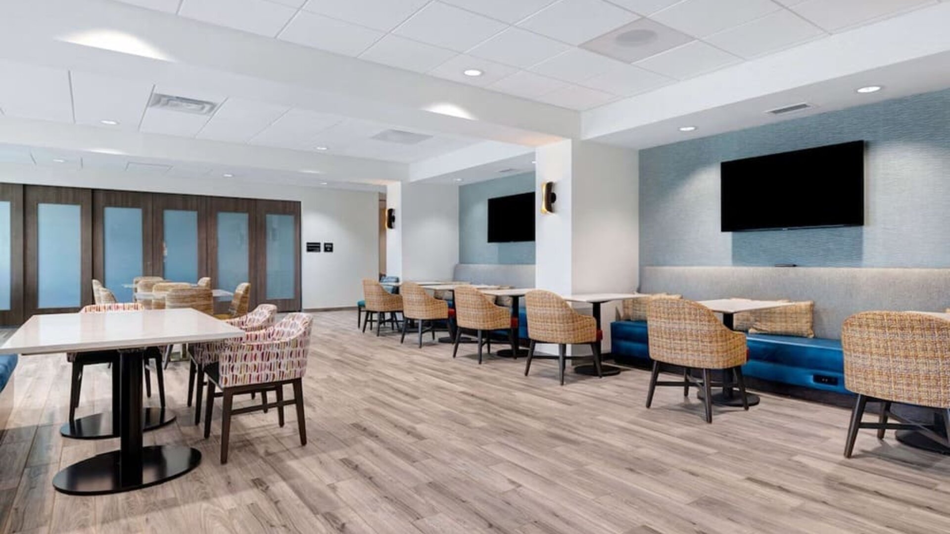 Dining area at Hampton Inn Chicago Orland Park.