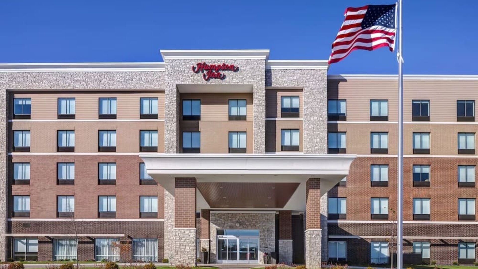 Hotel exterio at Hampton Inn Chicago Orland Park.