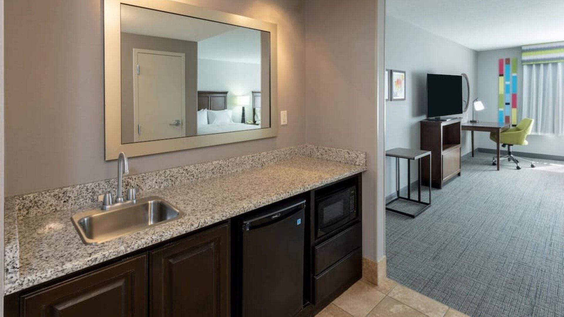 Kitchen area at Hampton Inn Chicago Orland Park.