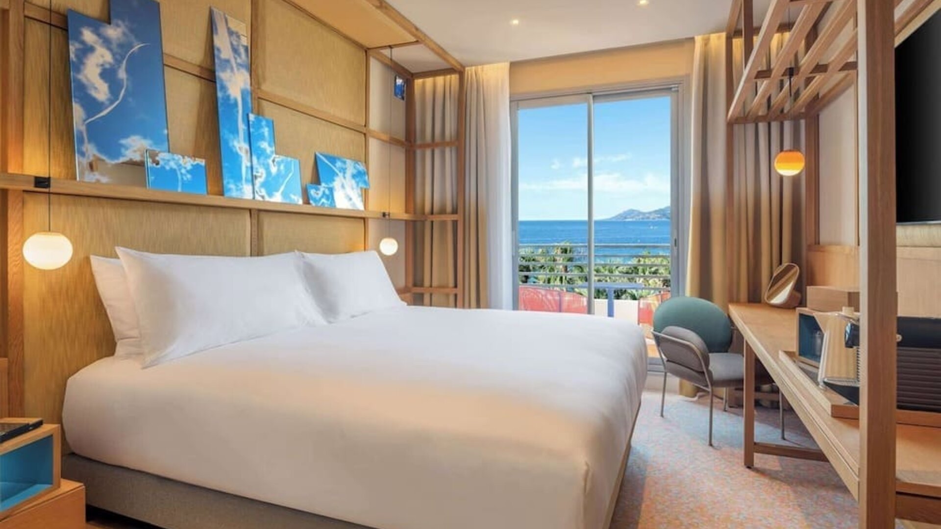 Day use room with TV at Canopy By Hilton Cannes.