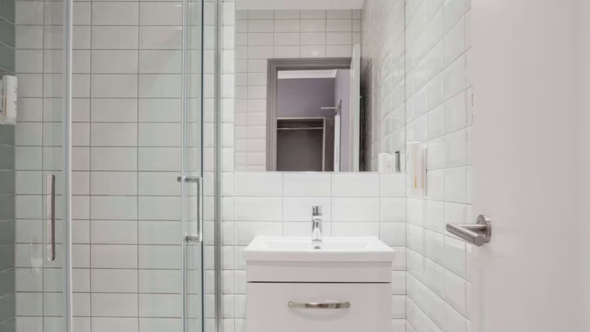 Private guest bathroom at Comfort Inn Victoria Hotel.