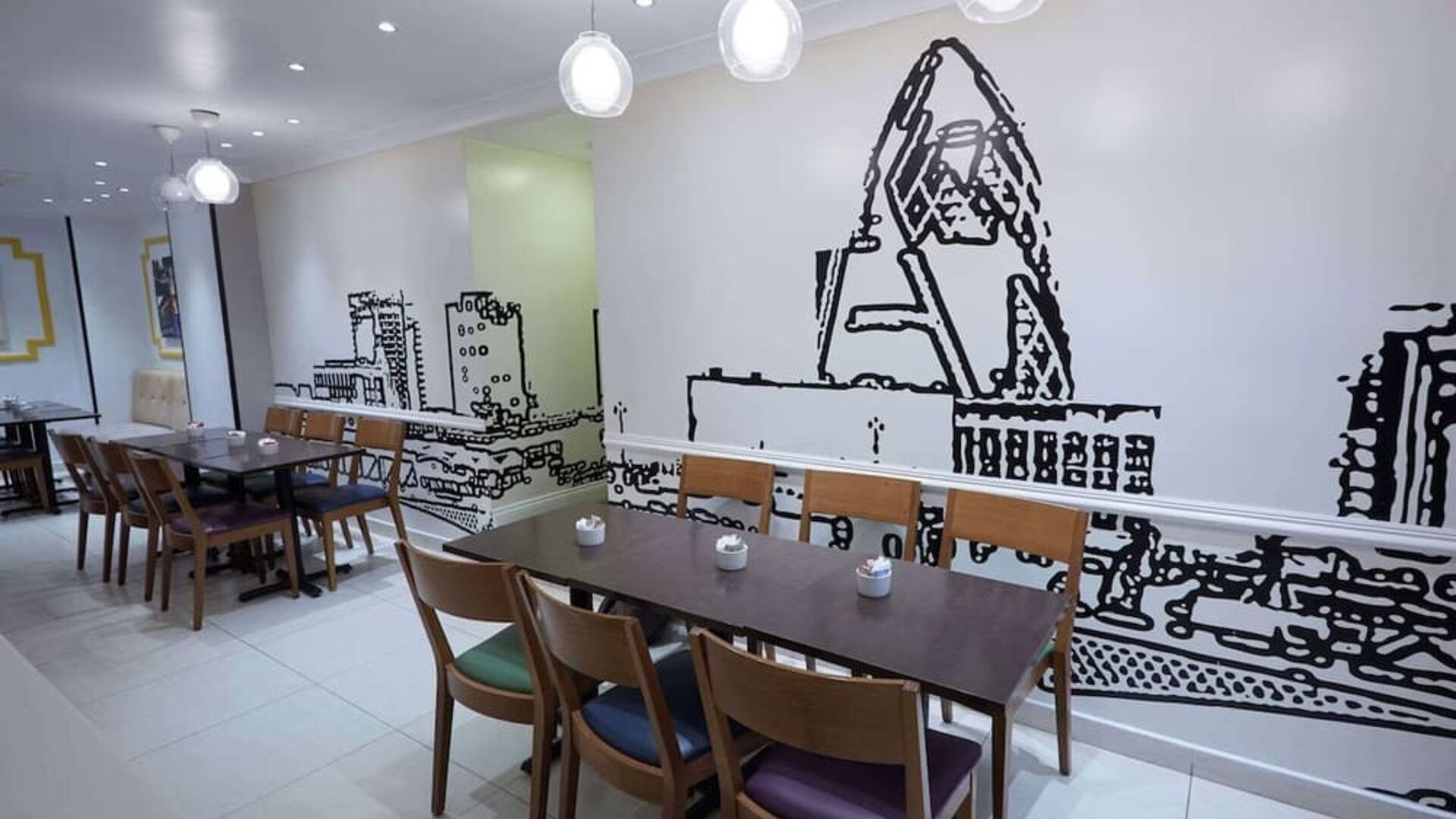 Dining area with comfortable seating at Comfort Inn Victoria Hotel.