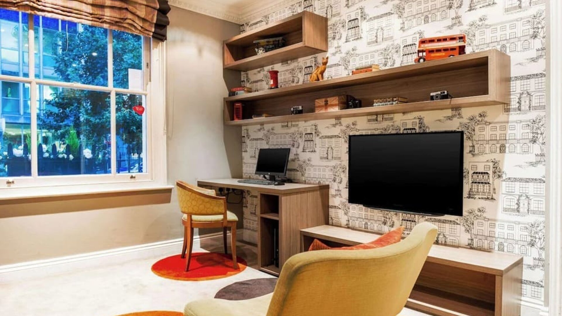 Lobby workspace with computer at Comfort Inn Victoria Hotel.