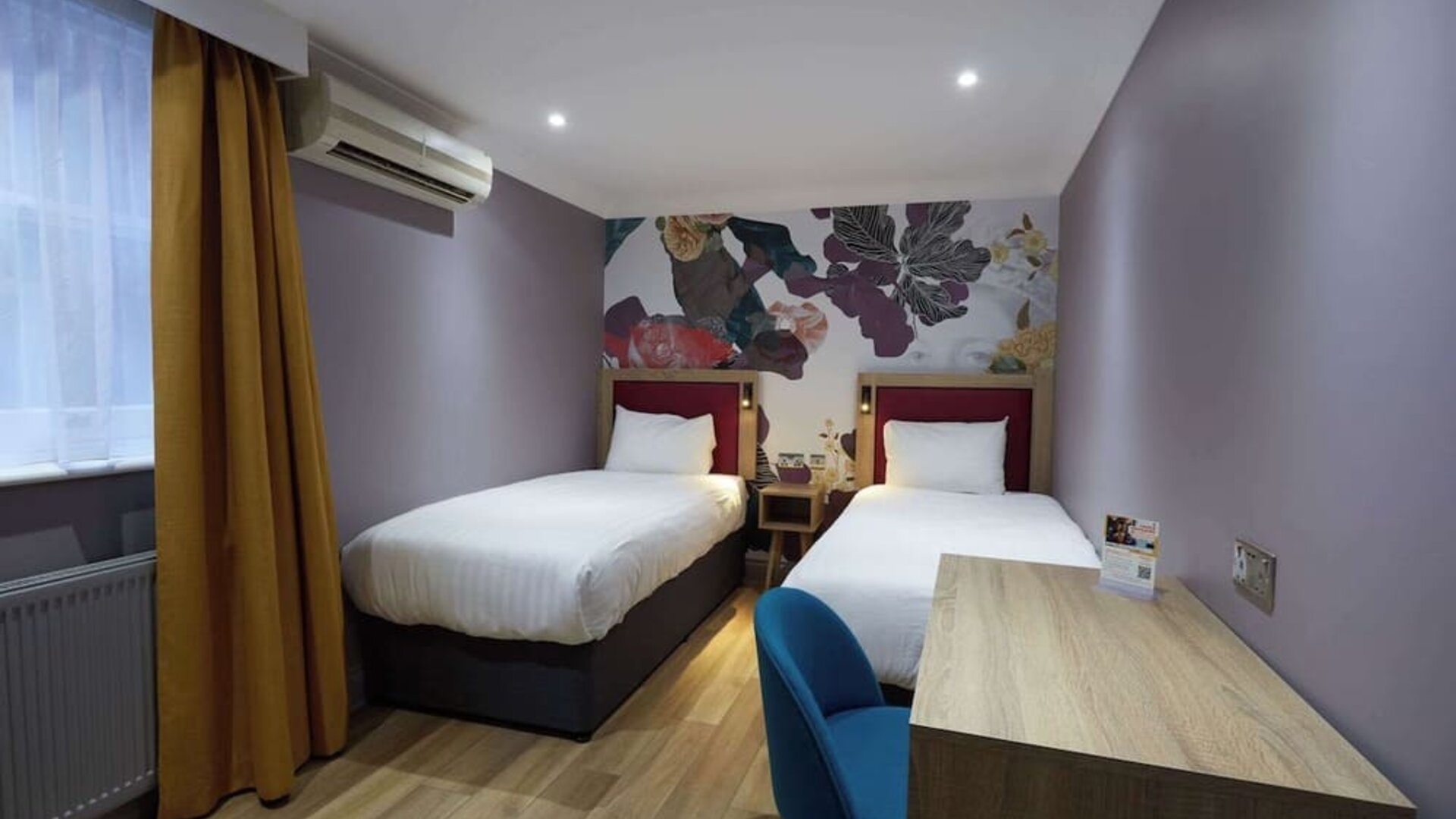 Day use twin room with work desk at Comfort Inn Victoria Hotel.