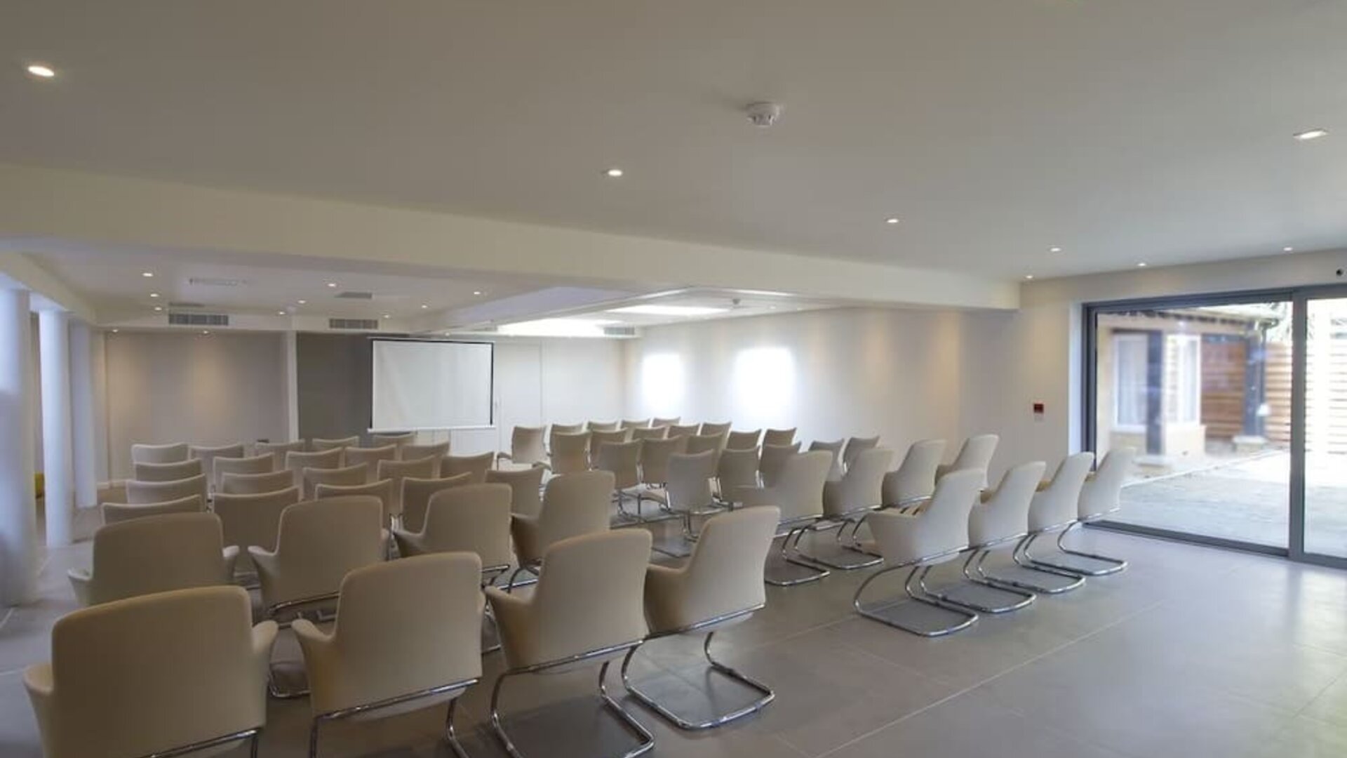 Professional meeting room at The Lodge - Putney Hotel.