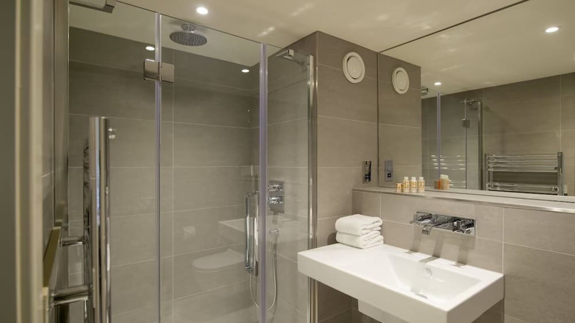 Private guest bathroom with shower at The Lodge - Putney Hotel.