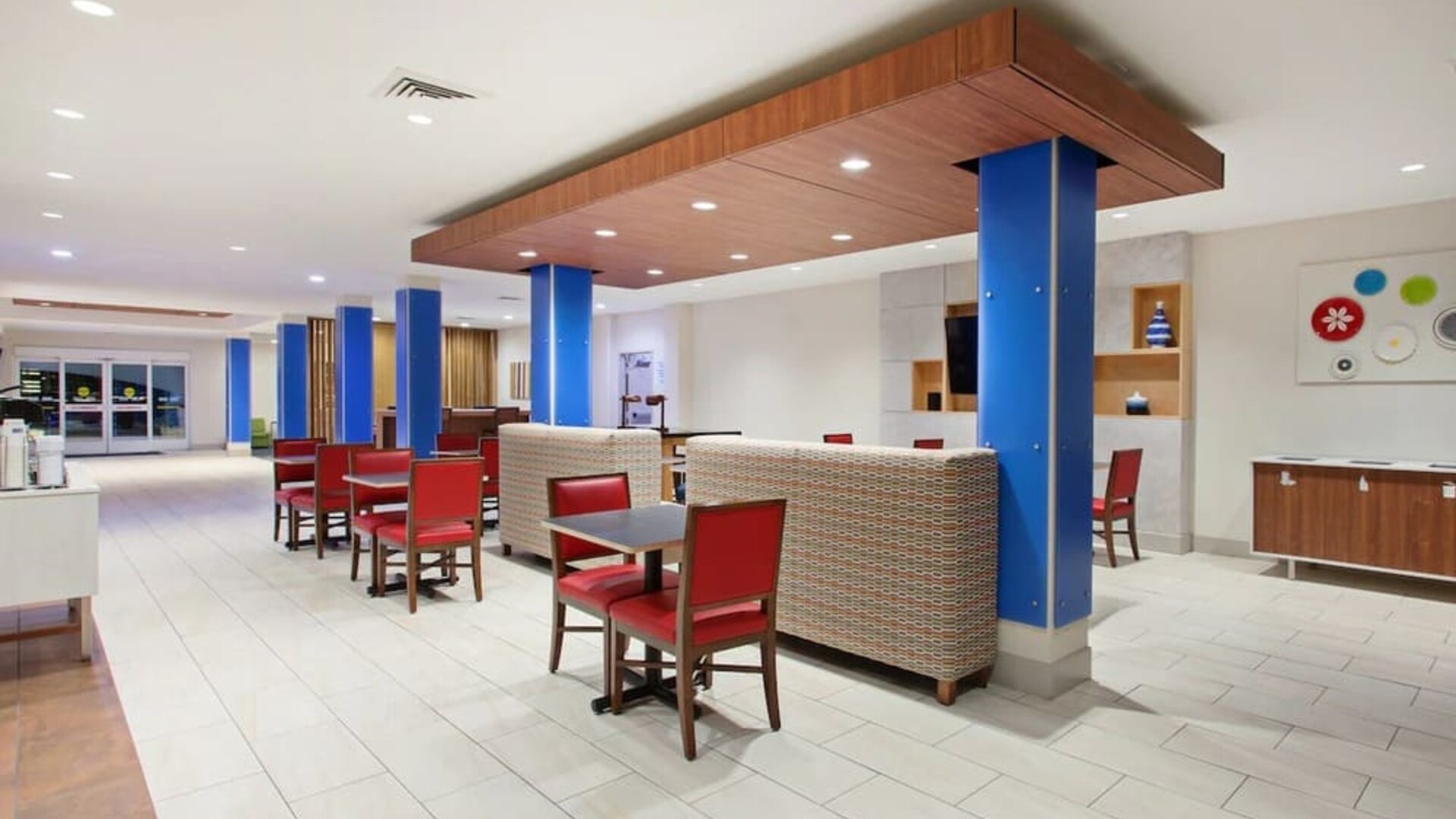 Dining area perfect for coworking at Holiday Inn Express & Suites Corona.