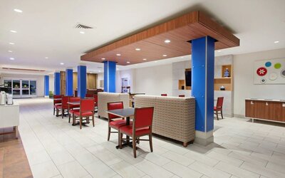 Dining area perfect for coworking at Holiday Inn Express & Suites Corona.