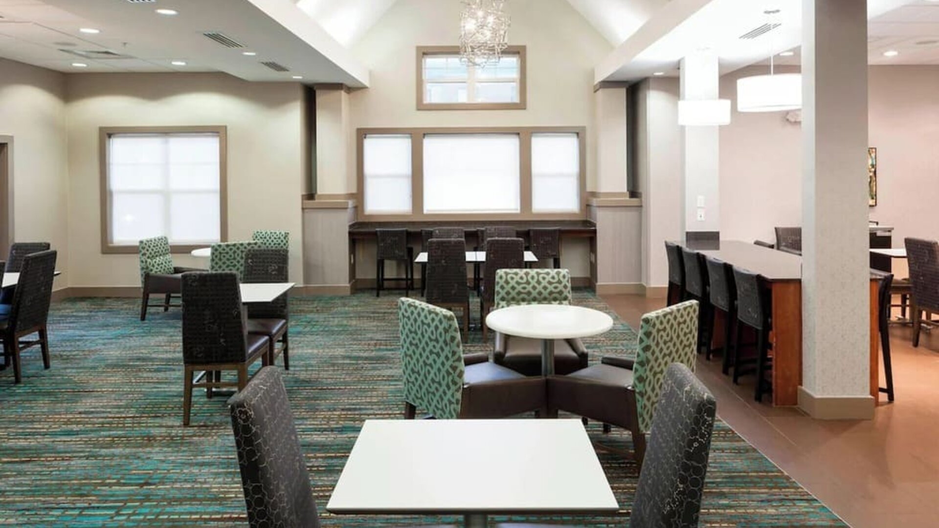 Dining area perfect for coworking at Residence Inn By Marriott Hattiesburg.
