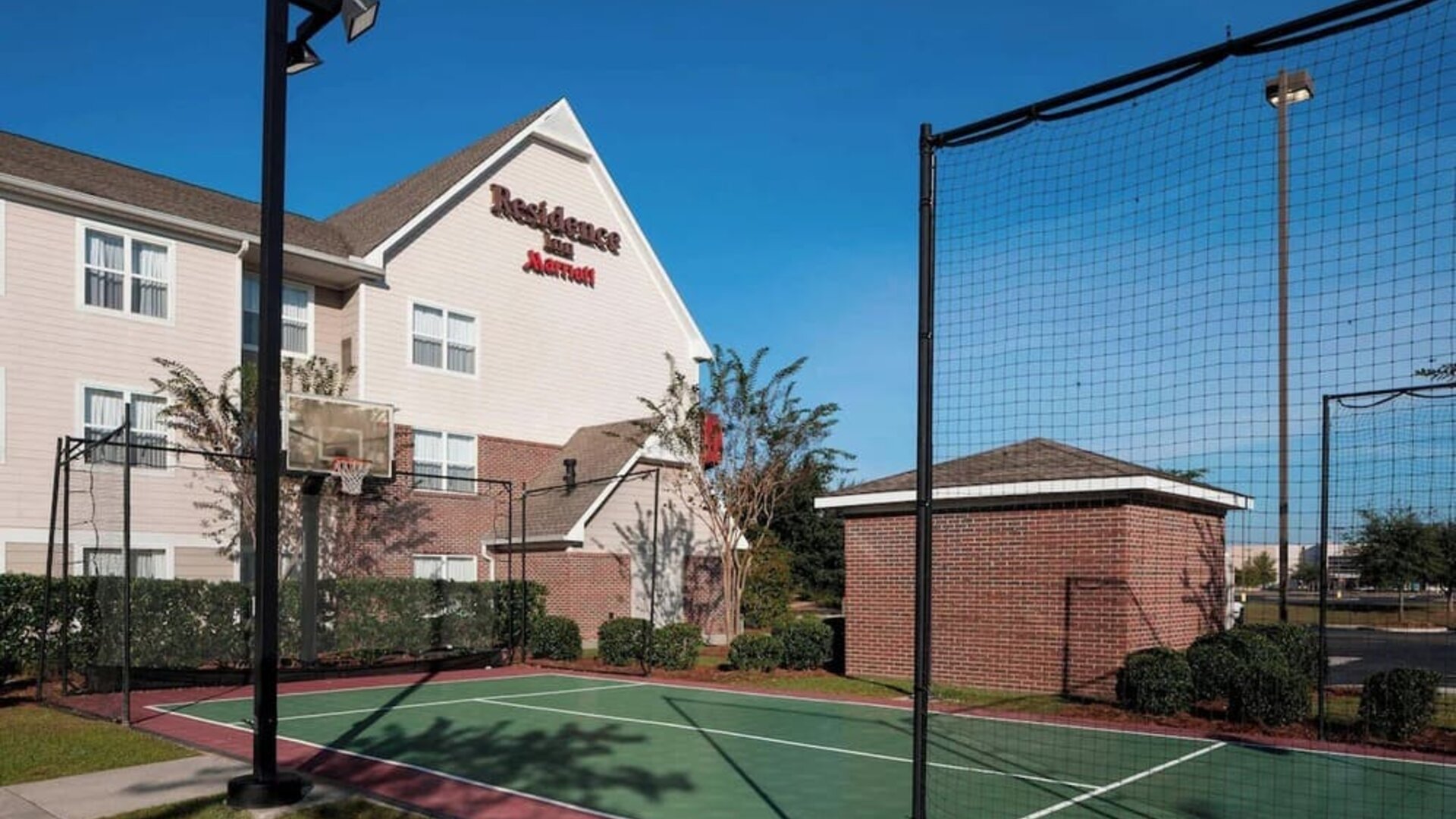 Tennis and basketball court at Residence Inn By Marriott Hattiesburg.