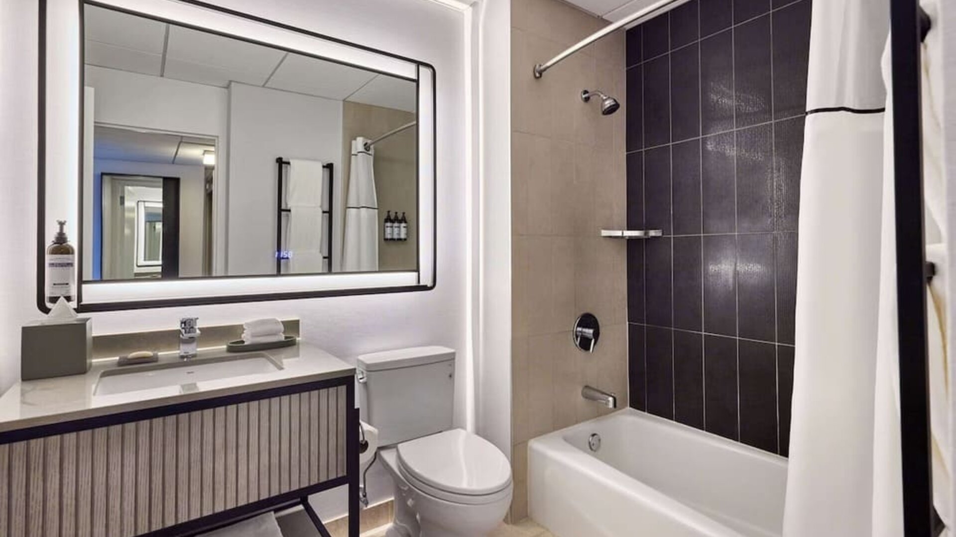 Guest bathroom with shower and tub at Hyatt Regency Chicago.