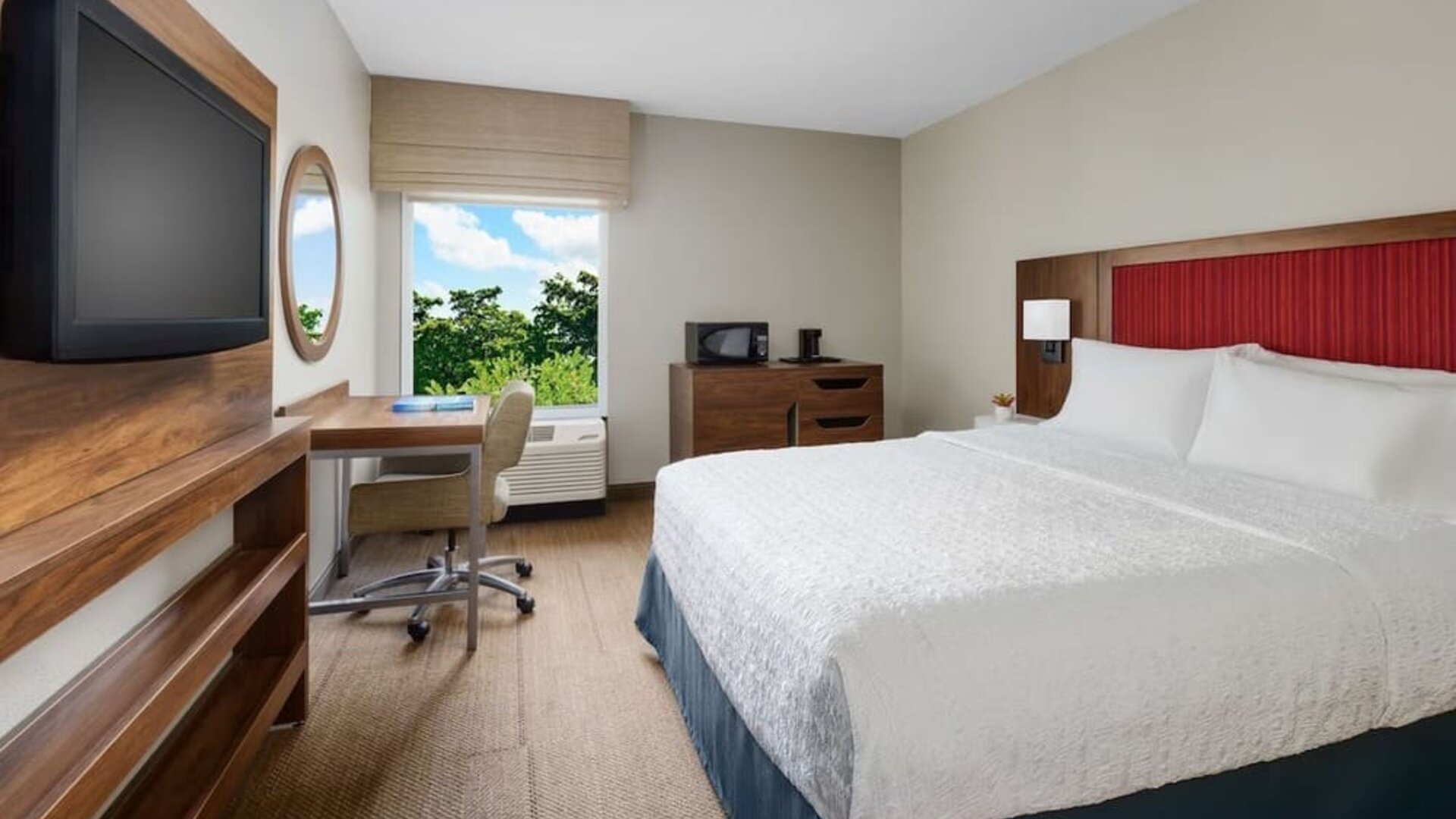 Day use room with work desk at Hampton Inn By Hilton Fort Lauderdale-Cypress Creek.
