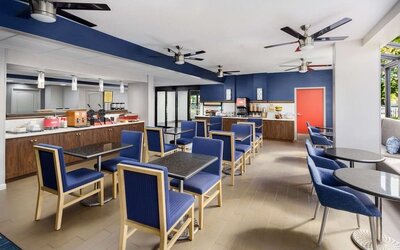 Dining area perfect for coworking at Hampton Inn By Hilton Fort Lauderdale-Cypress Creek.