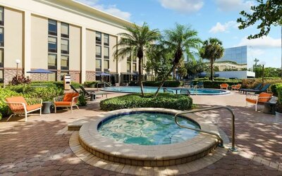 Hot tub beside the pool at Hampton Inn By Hilton Fort Lauderdale-Cypress Creek.