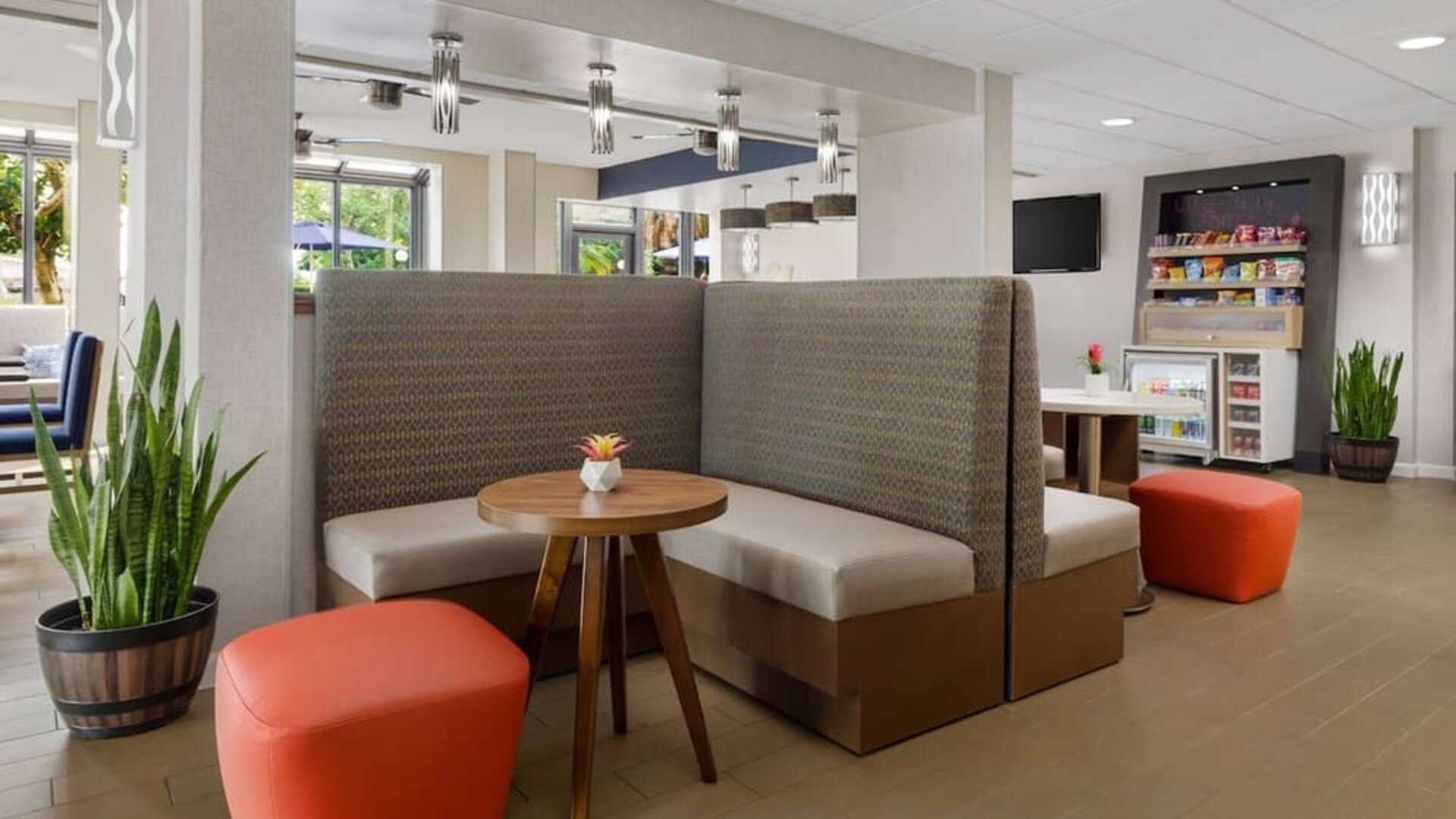 Lobby and coworking lounge at Hampton Inn By Hilton Fort Lauderdale-Cypress Creek.