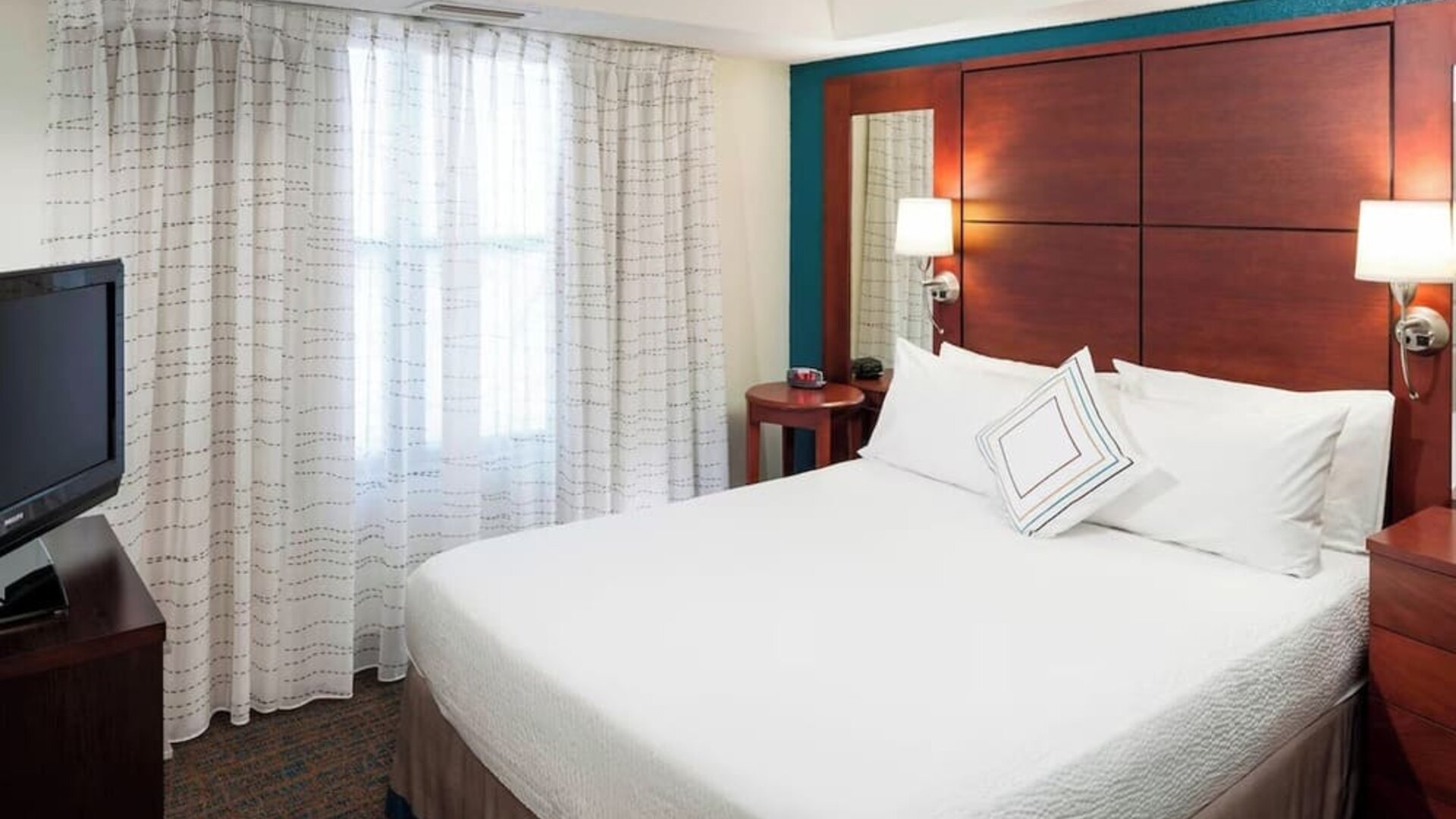 Day use room with natural light at Residence Inn Kansas City Overland Park.
