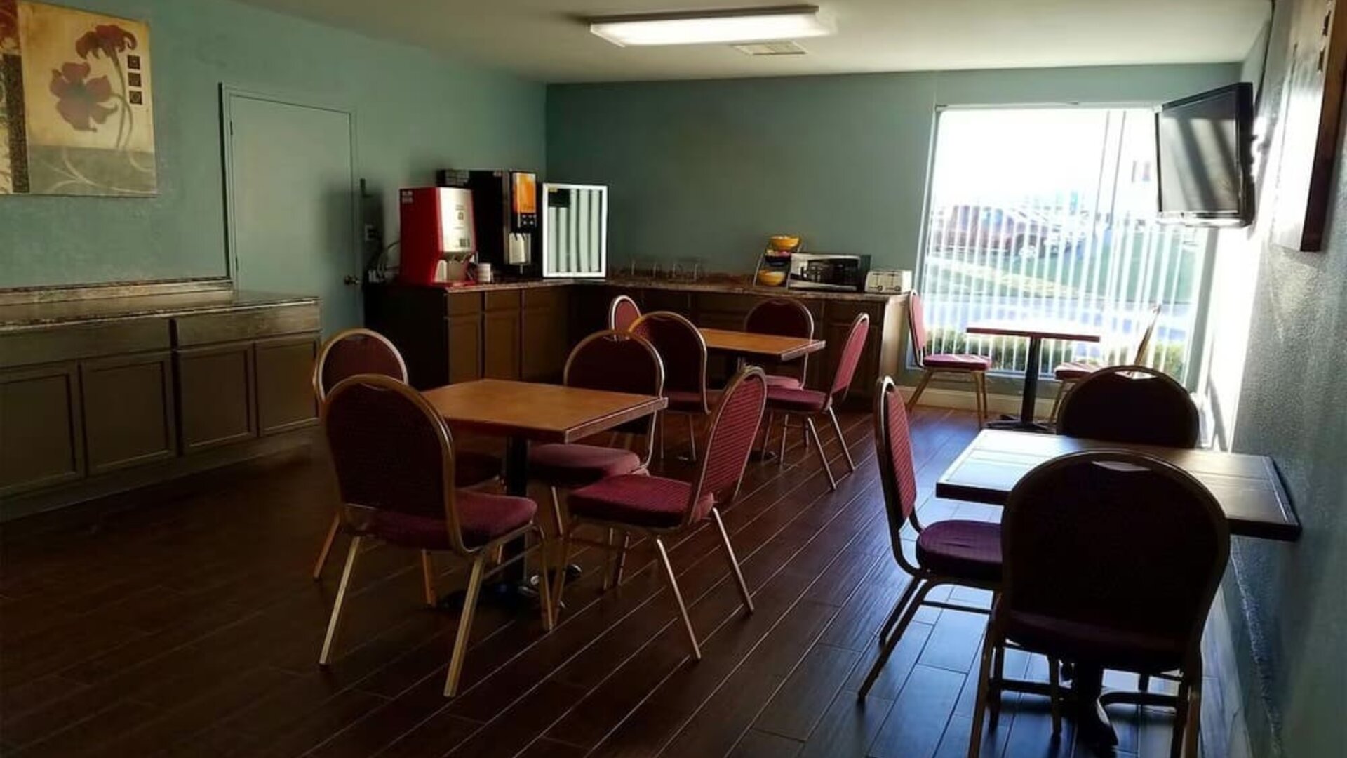 Dining area perfect for coworking at Blue Way Inn & Suites Wichita East.