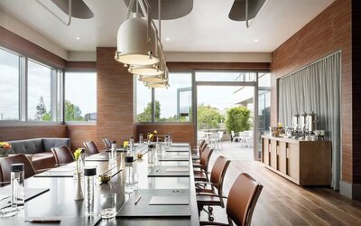 Meeting room with natural light at Hotel Nia, Autograph Collection.