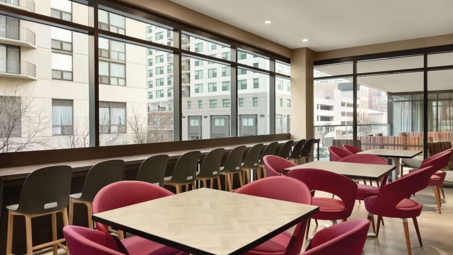 Dining area perfect for coworking at Home2 Suites By Hilton Chicago River North.
